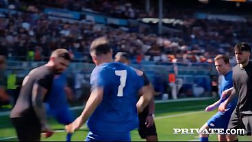 Emily Pink inaugurates the World Cup with a gangang