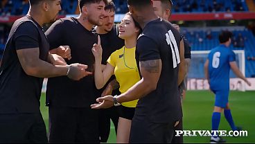 Emily Pink inaugurates the World Cup with a gangang