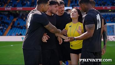 Emily Pink inaugurates the World Cup with a gangang