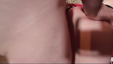 赤ちゃんサラがスパでロビーをからかう
