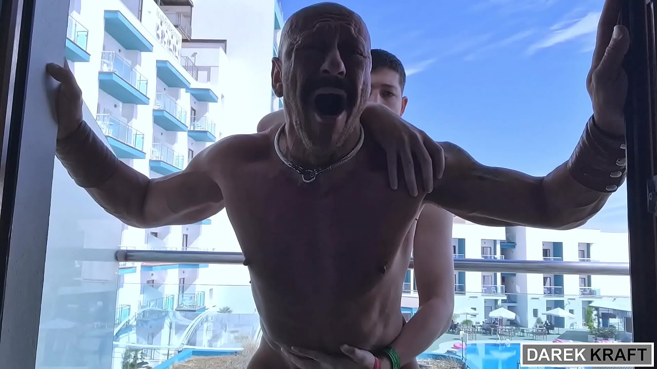 PAPI EN BALCÓN FOLLA A LA VISTA DEL PÚBLICO
                    anal outdoor blowjob rough amateur young public bareback big cock gay blowjob muchos negros
