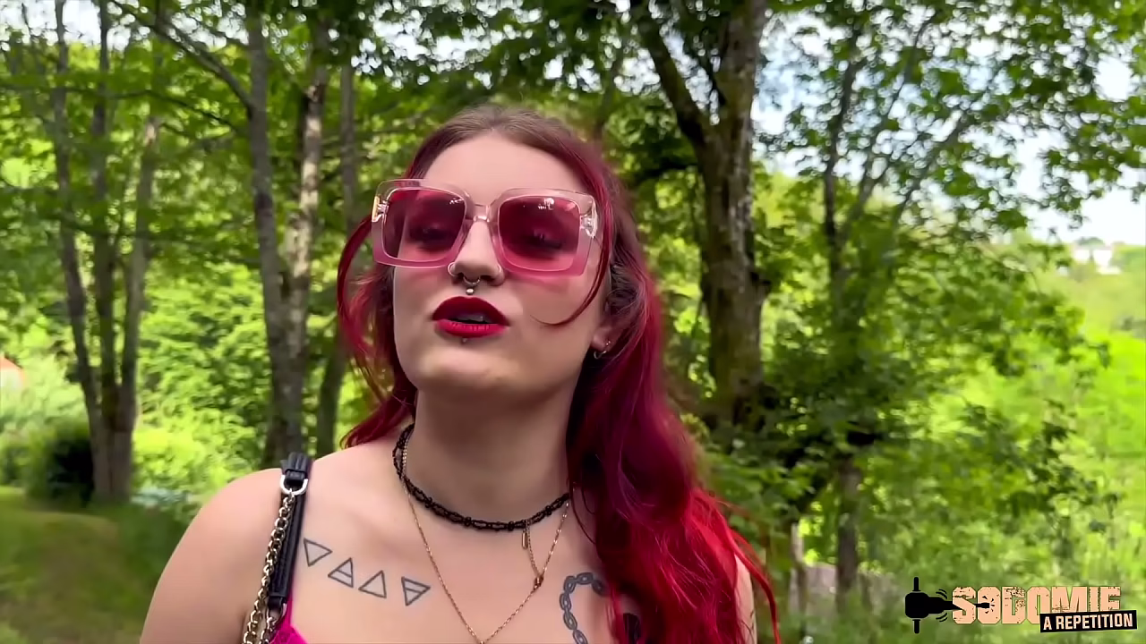 Trixy, rouquine en chaleur, s'_offre deux bites bien dures