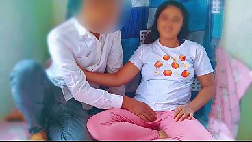 義理の妹ソニアが携帯でポルノを見ているが、義理の兄がそれを見て、義理の妹を激しくファックし、彼女の胸に射精する(ヒンディー語音声)
