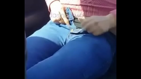 Une Mature Infidèle Se Masturbe Dans Ma Voiture