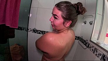 Download Video - O safado n&atilde;o resistiu a bunda grande e linda e meteu no chuveiro - Gi Avilez