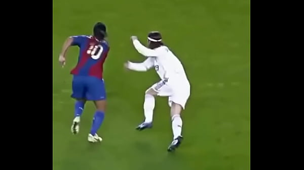 Ronaldinho fedendo geral no drible