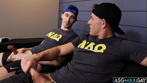 Download Video - Who's BIGGER&quest; Frats Kane Fox and Ryder Owens compare their dick sizes and brag about who's better at fucking girls&period; There is only one way to find out&excl;