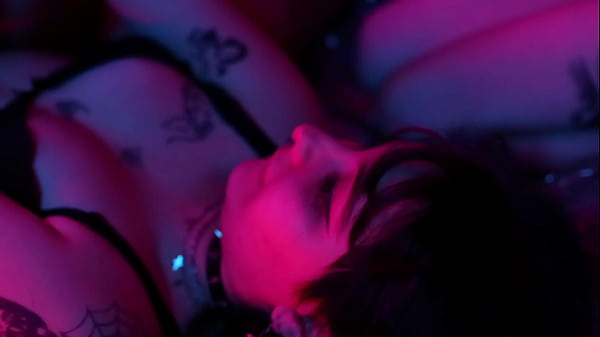 生意気な女の子との足崇拝、くすぐりフェチ、ワックスプレイ