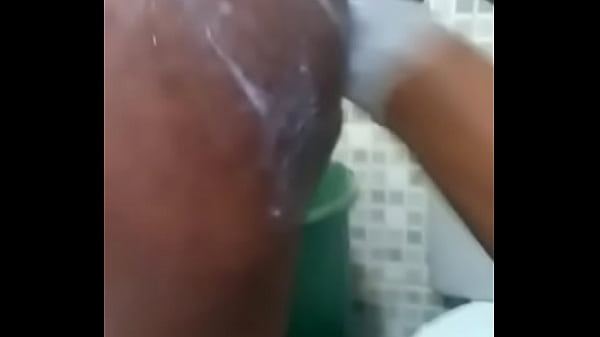 Poing Dans La Salle De Bain