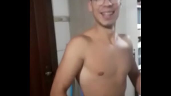 Novinhos Gogo boys dançam sexualmente ao som de...