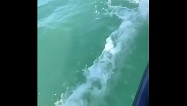 Novinha Safada, deixou marido na areia e fudeu com o instrutor no Jetski