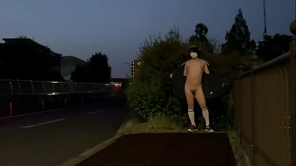 女装子まゆちゃんが明け方に道路わきの植え込みの...