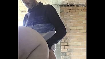 Me follo a una gordita en la casa abandonada