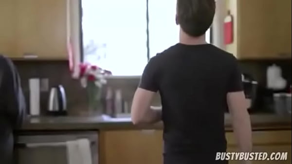 Chad Alva se deleita con las ricas tetazas y &eacute;l delicioso chochito depilado de Jensen