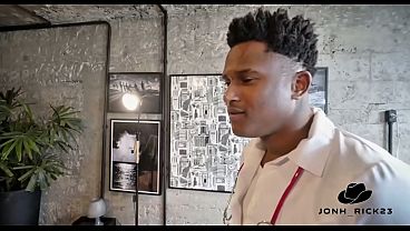 mulher chama casal para foder enquanto o marido submisso &eacute; fodido