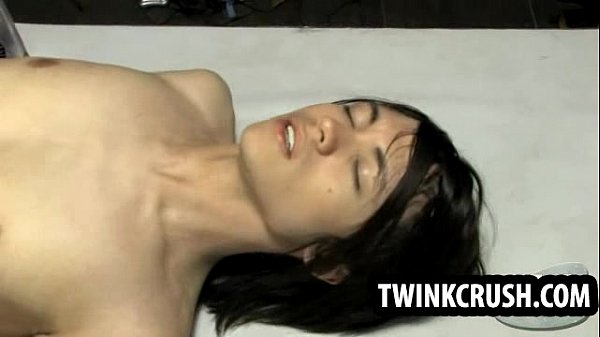 Minet Amateur Menotté Se Fait Baiser À Cru