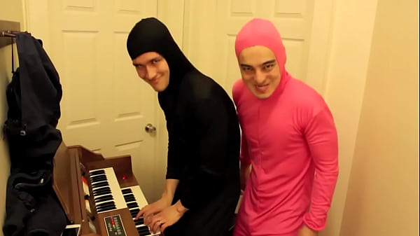 2 GIRLS 1 ORGAN