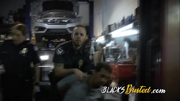 Des Milf Salopes En Uniforme Crient Et Frappent Avec Un Criminel Noir Corné!