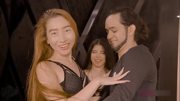 Download Video - Le traje una prosti a mi esposo para sorprenderlo&excl;&excl;&excl;