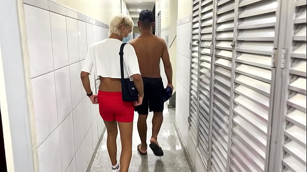 Download Video - Gringa dando bobeira com Vitor Guedes