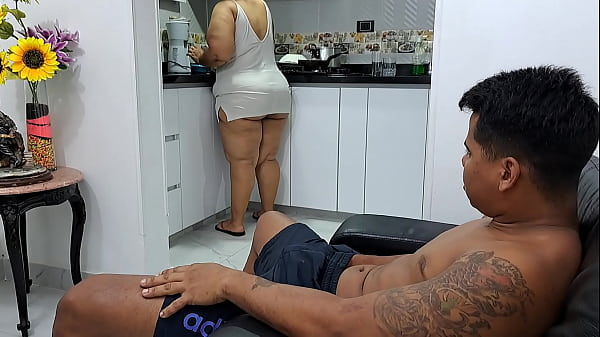 Download Video - Mi madrastra me atrapa masturb&aacute;ndome mientras veo su gran culo&period; Parte 1&period;