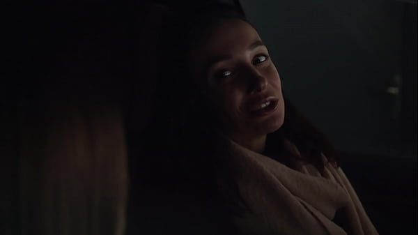 Attractive stunner enjoys first squirting orgasm with Doc