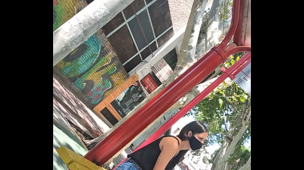 Maigre Attendant Le Micro