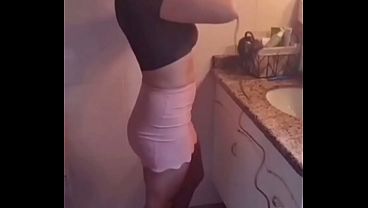 NOVINHO TIMIDO ME BOTOU PRA MAMAR ENQUANTO O MARIDO CORNO DIRIGIA