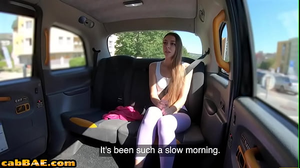 Une Amatrice Maigre Et Salope Chevauche La Bite D'un Chauffeur De Taxi En Plein Air