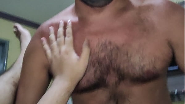 Urso parrudo fudendo forte e me deixando de pau...