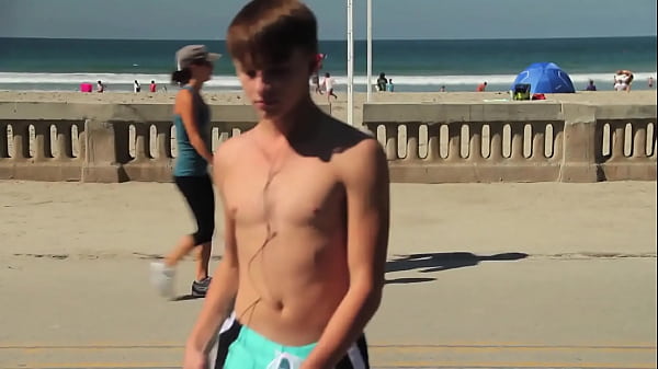 Download Video - Twink dancing in the beach with speedo bulge &sol; Novinho dan&ccedil;ando sunga na praia