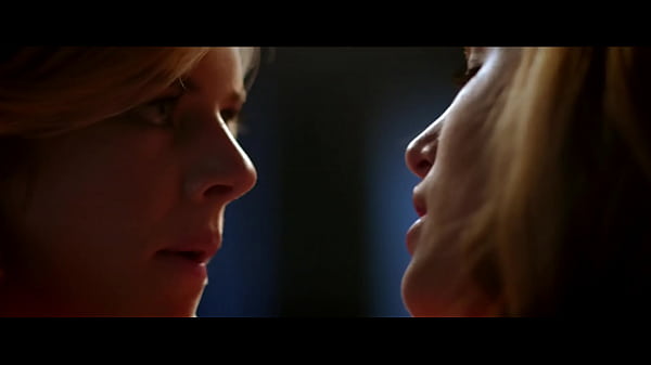 Download Video - Bella Thorne kissing Samara Weaving - The Babysitter &lpar;2017&rpar;