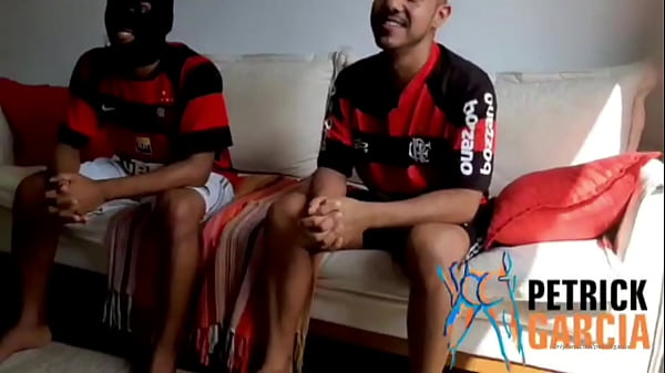 Sexo entre amigos ap&oacute;s o jogo do Flamengo.