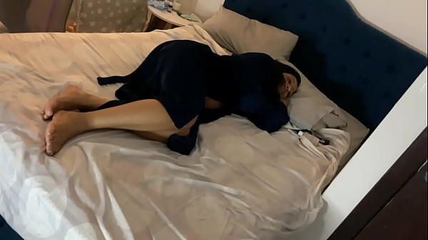 Footjob no panico Halloween, puta casada me masturbou gostoso com os p&eacute;s