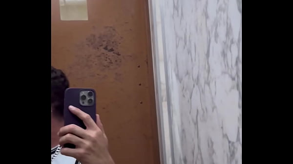 Download Video - Encontrei ele no elevador se exibindo