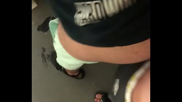 Comendo o vizinho na escada de emergência