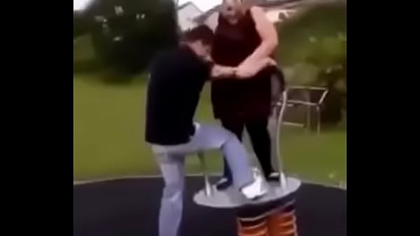 MORSA FODE COM O NOVINHO EM PÚBLICO