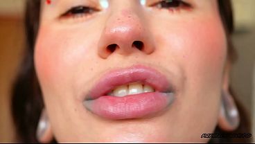  Creamy Silver Melting Kiss Close Up