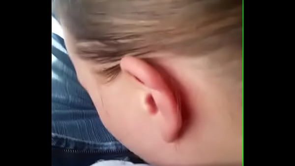 Gros Seins Milf Potelée Sucer La Bite Dans La Voiture