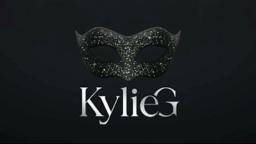 Transando com estranhos no estacionamento