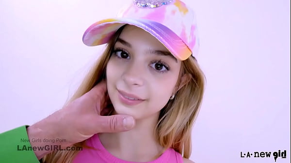 Fiatal lány izgatottan lovagol a pasin