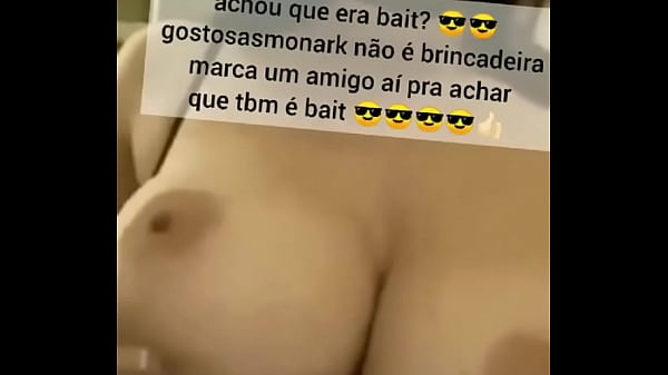 Jeune Fille Montrant Ses Beaux Seins