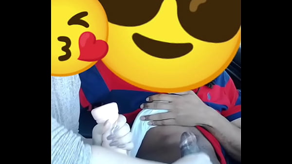 Fiatal szőke lány kiveri a hatalmas fekete farkat parkolóban