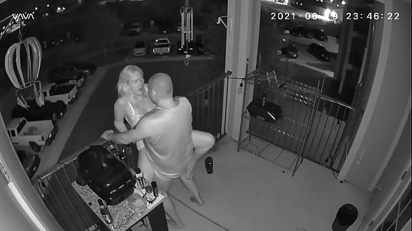 Couple Surpris Sur Le Balcon