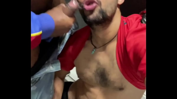 Novinho sendo mamado pelo safado de joelhos no ...