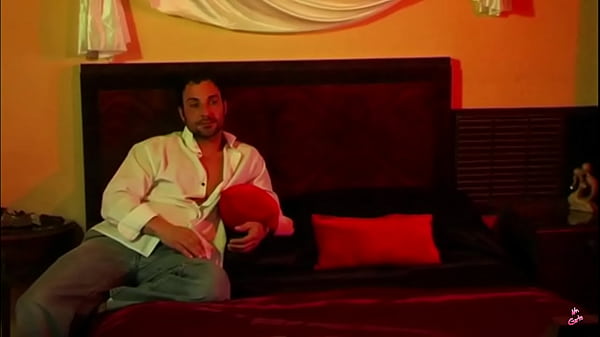 Churrasco em casa vira putaria! Casada tesuda e sem limites convida dois amigos bem dotados pra meterem gostoso na cama do casal. O marido corno? S&oacute; filma e assiste a esposa se acabar de prazer com as