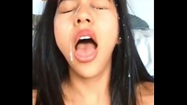 Download Video - El t&iacute;o de mi marido me pidi&oacute; que le ayudara a limpiar su casa y termin&eacute; con su miembro en mi garganta&period;