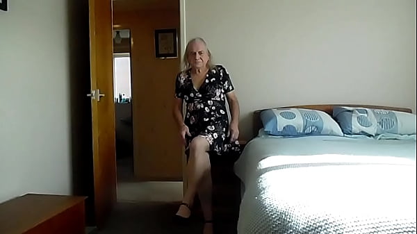 Ginny In Ihrem Schwarzen Kleid