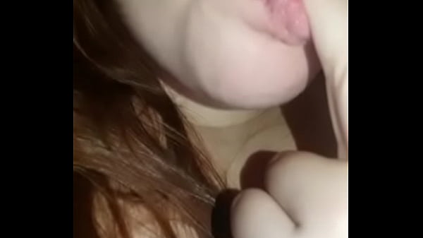 Femme Suce Ses Doigts Succulents Après Avoir Joui