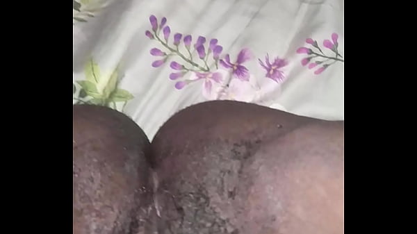 Geiles Mädchen Twerkt Und Spielt Mit Ihrem Nassen Kitzler